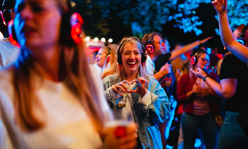 Meisje maakt hartje tijdens Silent Disco op het TAPT Bierfestival